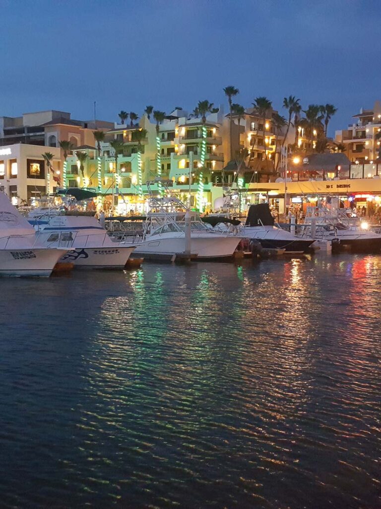 Luces de la ciudad junto al puerto deportivo