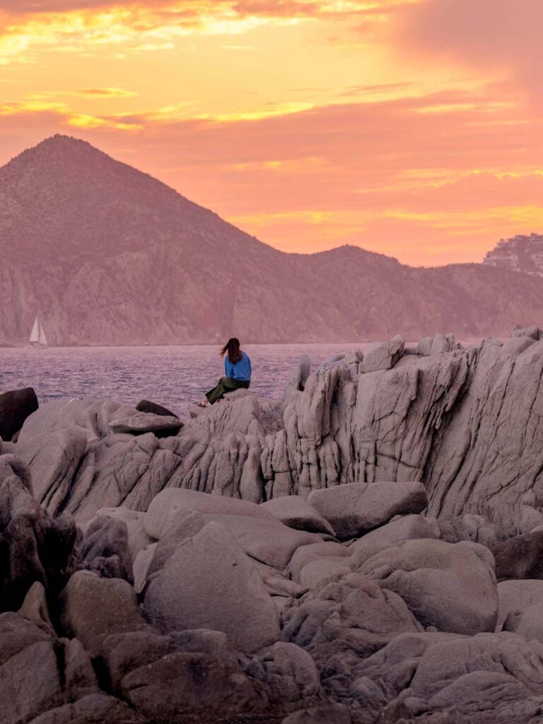 Vista del atardecer en las rocas